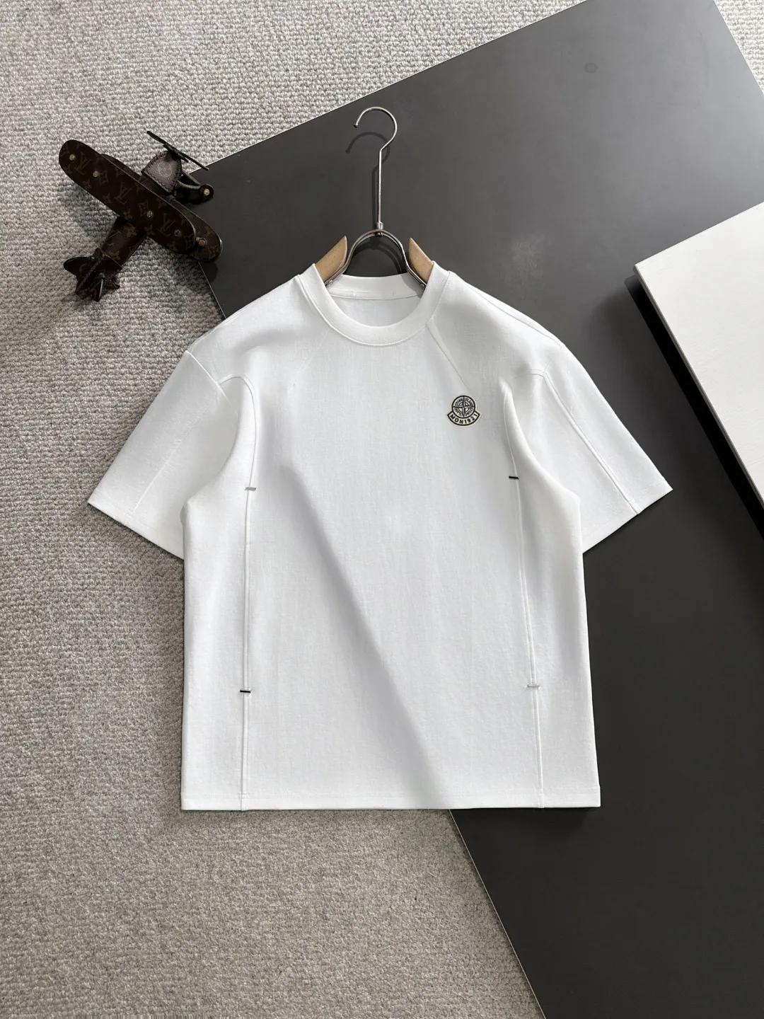 Next day shipment P300 High version Stone lsland/Stone Island 25ss spring and summer new high-end T-shirt Made with machines imported from Italy. Truly the most luxurious and high-quality style that you can wear with your eyes closed. Heavy combed fabrics. High-strength and heavy-weight fabrics feel substantial when weighed. The upper body is more textured than ordinary T-shirts and is not easy to deform. This texture can cope with the weather, absorb sweat and breathable, and is suitable for both hot and cold conditions! Perfectly produced with reference to the original stitch and stitch! The loose fit design is super noble. Custom-woven signature ribbed collar, cuffs, and hem. Really rare and rare goods Size: M-XXXL